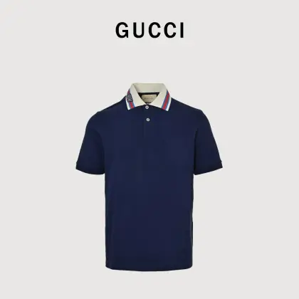 Gucci/古驰 24ss 领口条纹双G刺绣Polo短袖 领口GG绣章 Polo衫短袖采用60支双股250克重棉氨混纺双面珠地面料,定染75D进口绣花线,采用TAJIMA进口机台加工 红蓝相间拼色衣领定为双系统提花定织扁机制成,领口双G章仔采用百灵达垫片刺绣机器作业,绣好后放入水中浸泡溶解垫片使章仔具有立体效果,后做手摇走线机沿章仔边缝纫在领口位查. 前胸无明线无散口双层面筒,袖口缝盘螺纹同为扁机织造. 经典翻领设计,直筒剪裁,下摆开又,上身挺括有型,休闲百搭.